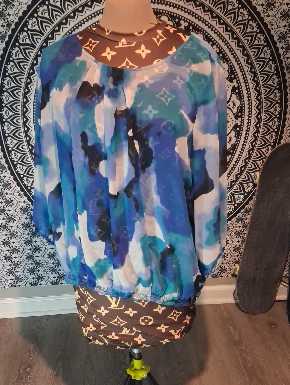 east5th Abstract Blue & White Top XL Like New